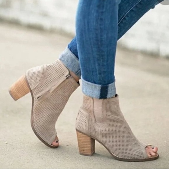 Toms Majorca Tan Laser Cut Perforated Suede Ankle Boots Womens size  8.5 - Picture 1 of 8